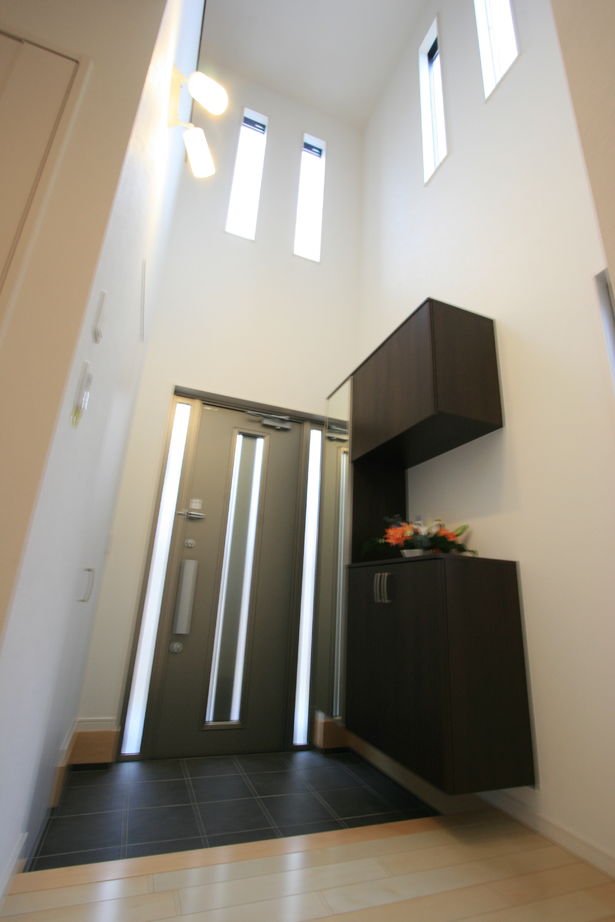 アーティックスホーム BY なかやしき 【2000～2499万円/36坪】リビングから広がるウッドデッキ　玄関吹き抜けで光あふれるスタイリッシュな住まいの建築実例画像3