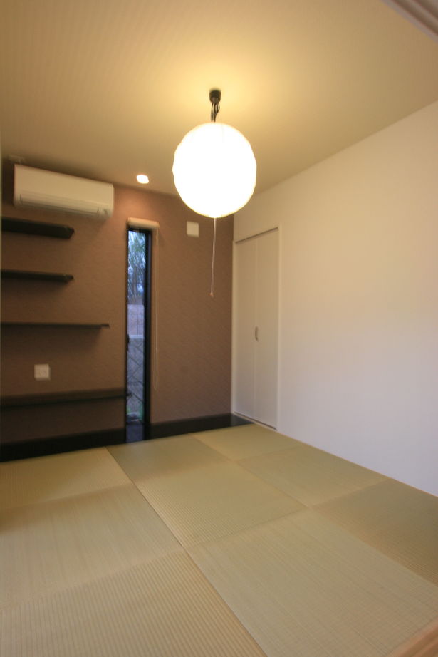 アーティックスホーム BY なかやしき 【2000～2499万円/36坪】リビングから広がるウッドデッキ　玄関吹き抜けで光あふれるスタイリッシュな住まいの建築実例画像4