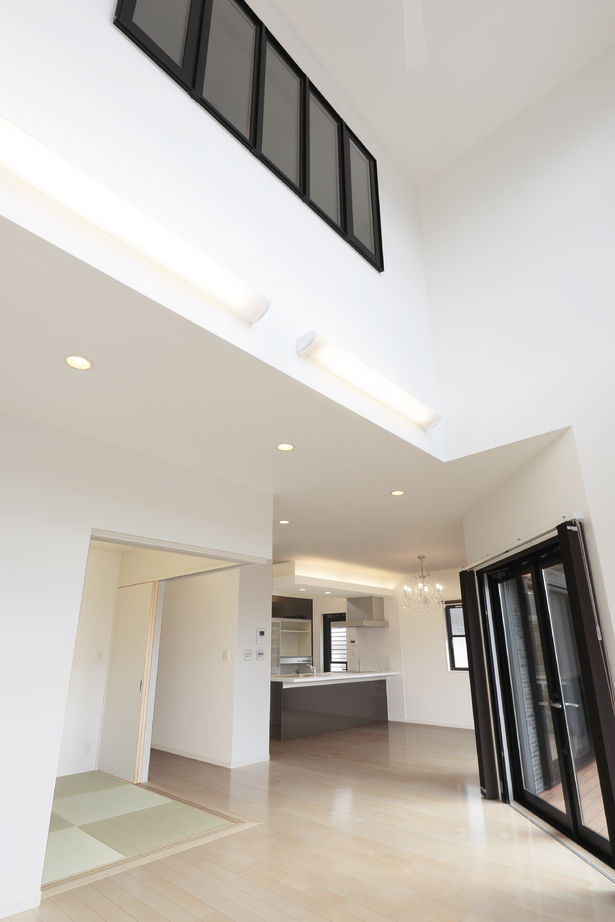 アーティックスホーム BY なかやしき 【2000～2499万円/36坪】リビングから広がるウッドデッキ　玄関吹き抜けで光あふれるスタイリッシュな住まいの建築実例画像5