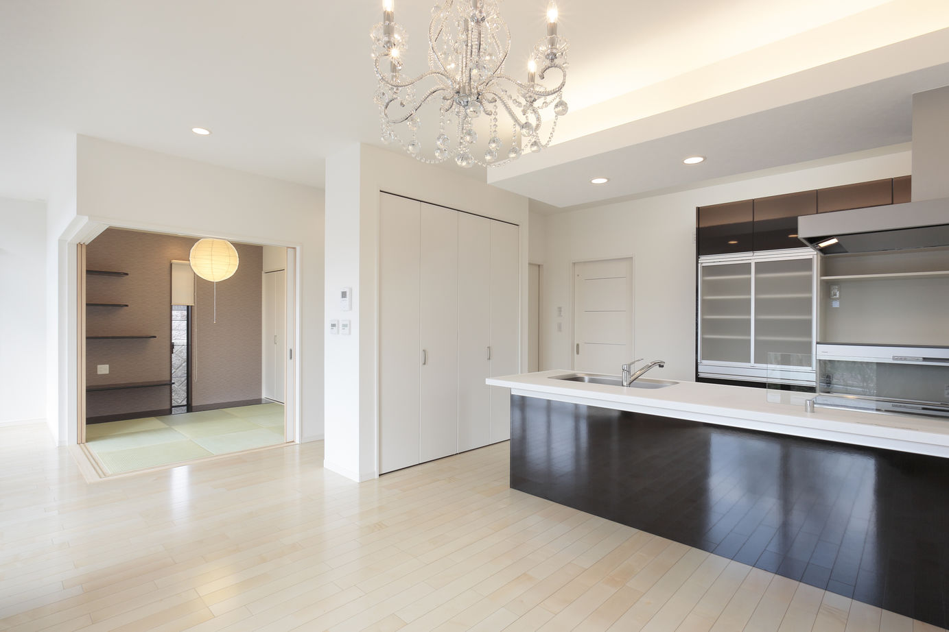 アーティックスホーム BY なかやしき 【2000～2499万円/36坪】リビングから広がるウッドデッキ　玄関吹き抜けで光あふれるスタイリッシュな住まいの建築実例画像6