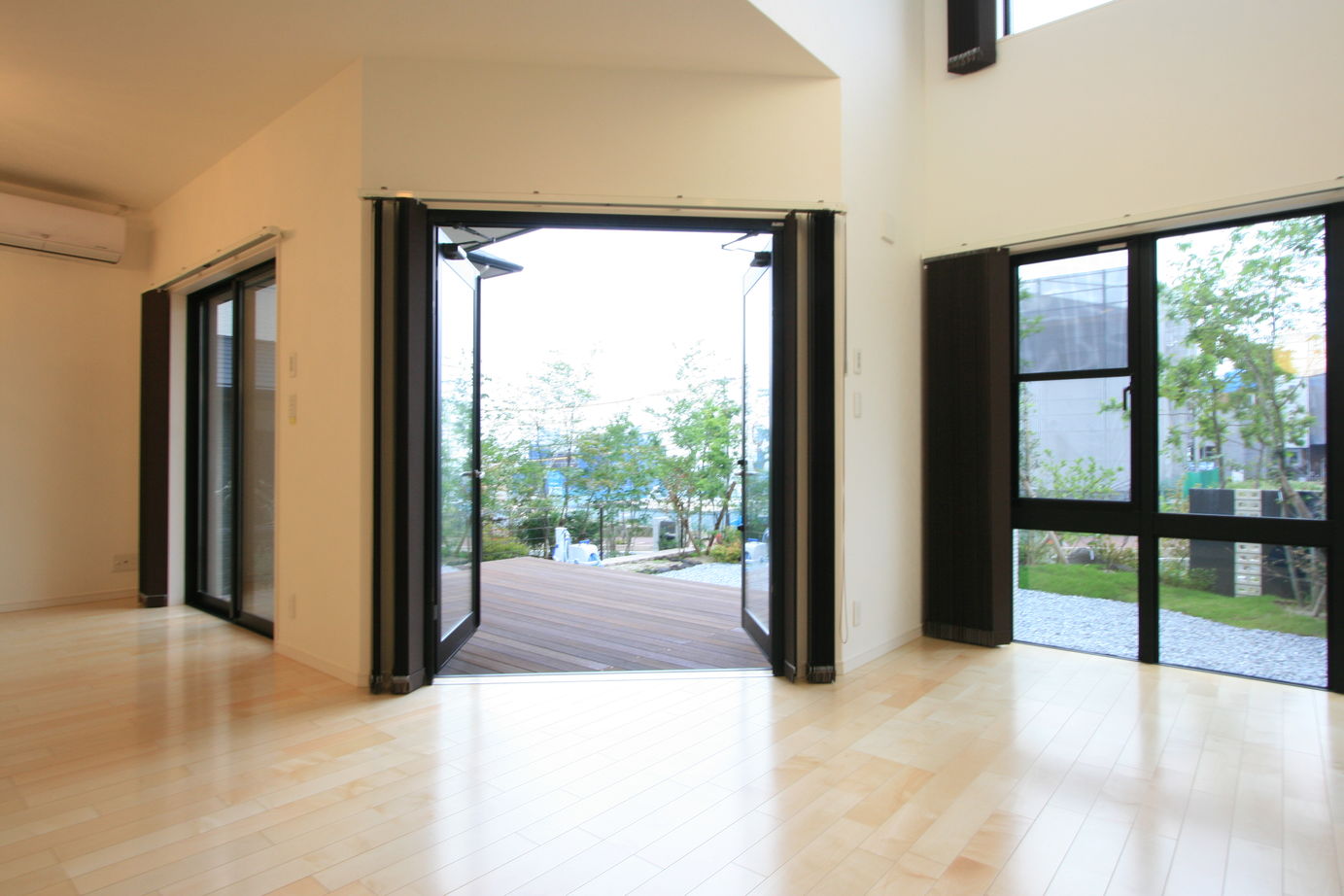 アーティックスホーム BY なかやしき 【2000～2499万円/36坪】リビングから広がるウッドデッキ　玄関吹き抜けで光あふれるスタイリッシュな住まいの建築実例画像9