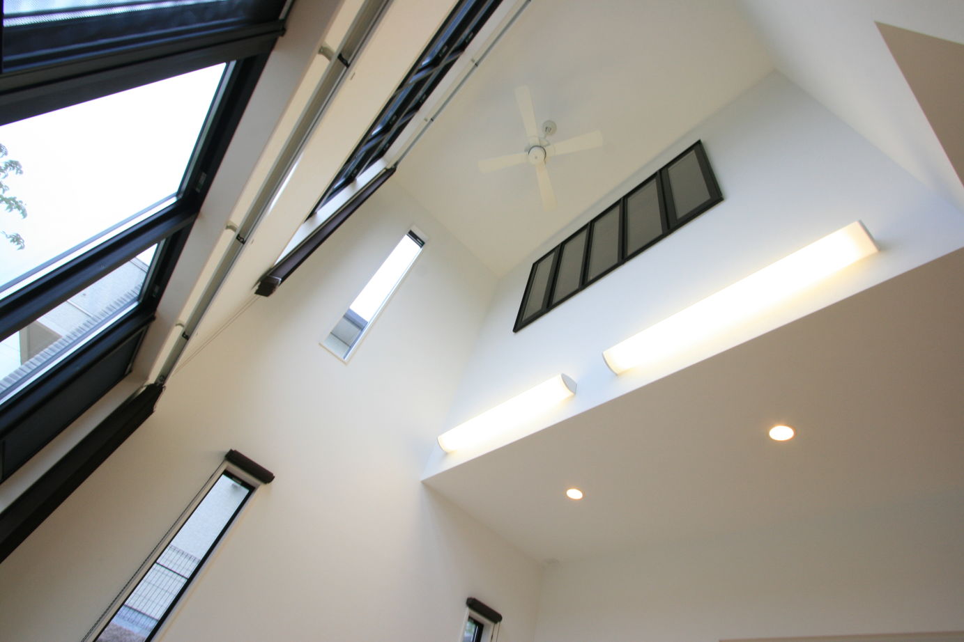 アーティックスホーム BY なかやしき 【2000～2499万円/36坪】リビングから広がるウッドデッキ　玄関吹き抜けで光あふれるスタイリッシュな住まいの建築実例画像10