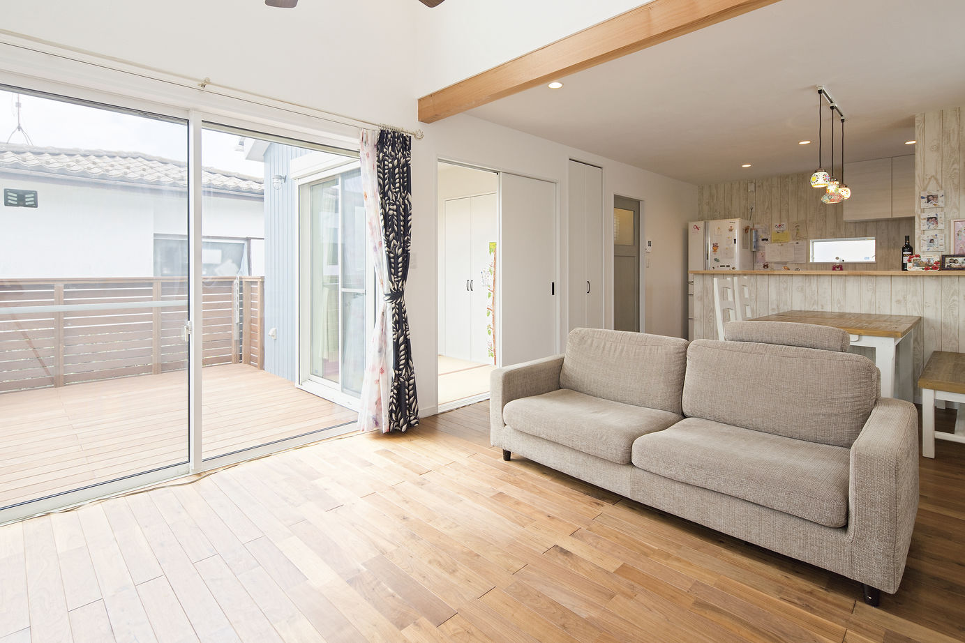 『湘南で家を建てるなら。』 サンキホーム 【湘南/藤沢市/1000万円台/27坪/自然素材】湘南ブルーとウッドデッキが美しい、サーファーズハウスに感動！の建築実例画像3