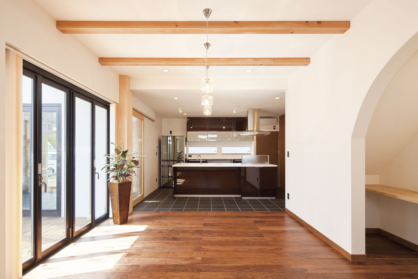 『湘南で家を建てるなら。』 サンキホーム 【湘南/藤沢市/4000万円台以上/61.4坪】光沢や水平ラインが美しい。鎌倉漆喰(R)に包まれる湘南の暮らし。の建築実例画像4