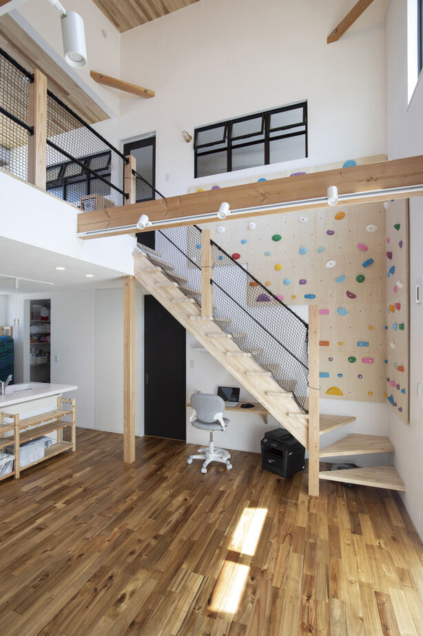 『湘南で家を建てるなら。』 サンキホーム 【湘南/藤沢市/33.3坪/吹き抜け/ボルダリング/土間】家族の会話を育む、青空に映えるナチュラルハウスの建築実例画像2