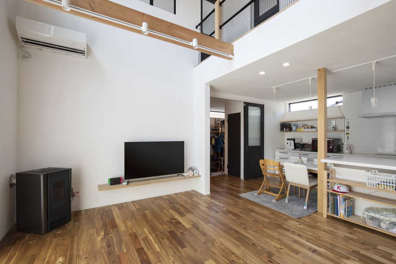 『湘南で家を建てるなら。』 サンキホーム 【湘南/藤沢市/33.3坪/吹き抜け/ボルダリング/土間】家族の会話を育む、青空に映えるナチュラルハウスの建築実例画像3