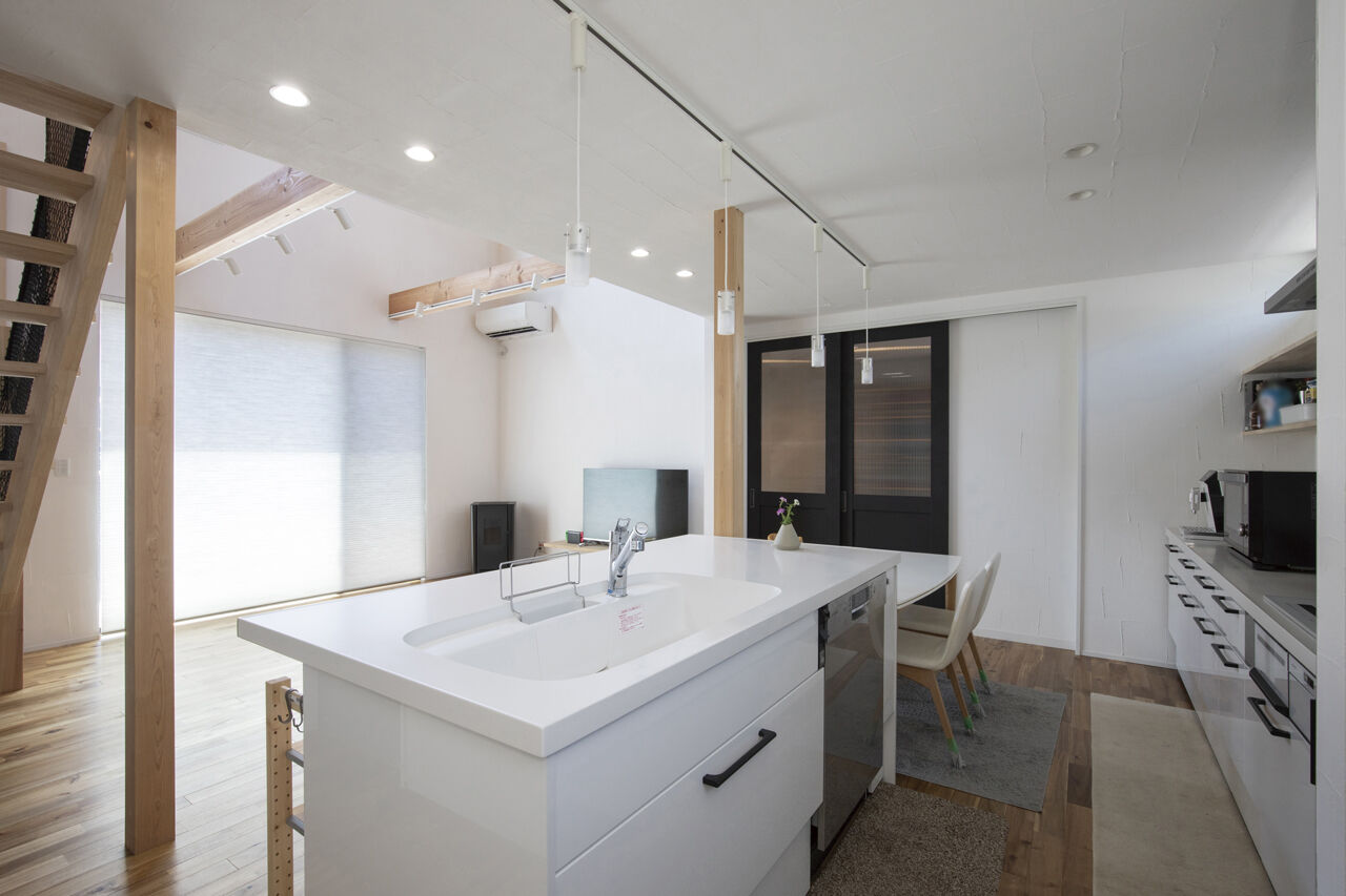 『湘南で家を建てるなら。』 サンキホーム 【湘南/藤沢市/33.3坪/吹き抜け/ボルダリング/土間】家族の会話を育む、青空に映えるナチュラルハウスの建築実例画像4