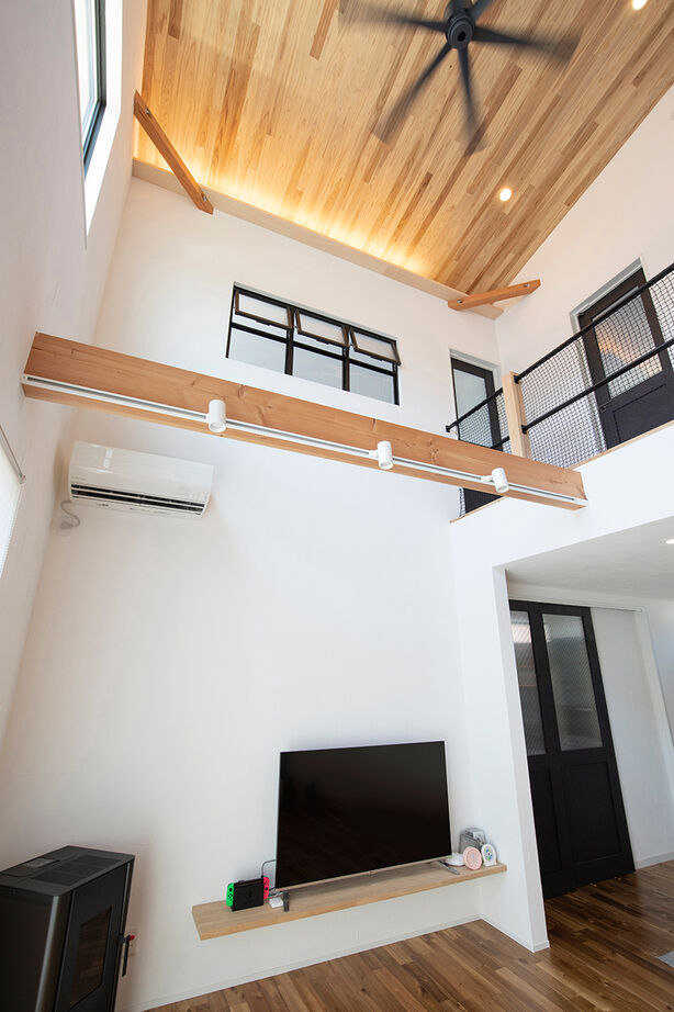 『湘南で家を建てるなら。』 サンキホーム 【湘南/藤沢市/33.3坪/吹き抜け/ボルダリング/土間】家族の会話を育む、青空に映えるナチュラルハウスの建築実例画像5