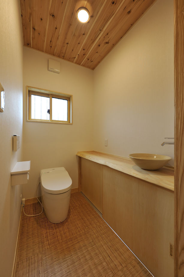 杉内建設 【本体価格1880万円／27.3坪／平屋】囲炉裏が中心に、丸太の梁りや柱がどっしりと構える無垢材が心地よい平屋の建築実例画像7