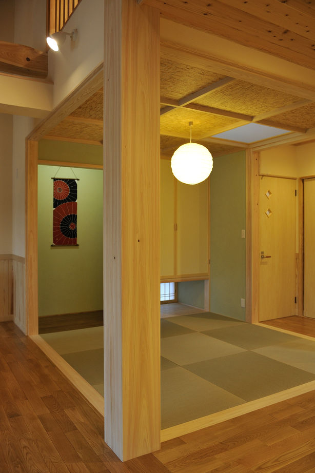 杉内建設 【本体価格1880万円／27.3坪／平屋】囲炉裏が中心に、丸太の梁りや柱がどっしりと構える無垢材が心地よい平屋の建築実例画像9