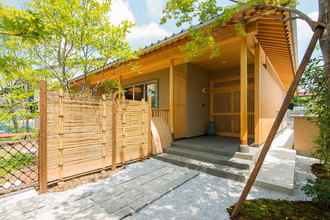 杉内建設 【本体価格3180万円／約47坪／平屋】ダイナミックな梁現しのリビングから庭のロケーションを楽しむ和の平屋の建築実例画像2