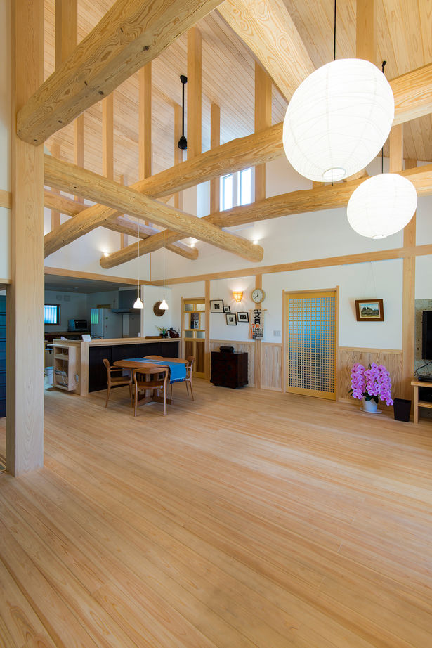 杉内建設 【本体価格3180万円／約47坪／平屋】ダイナミックな梁現しのリビングから庭のロケーションを楽しむ和の平屋の建築実例画像3