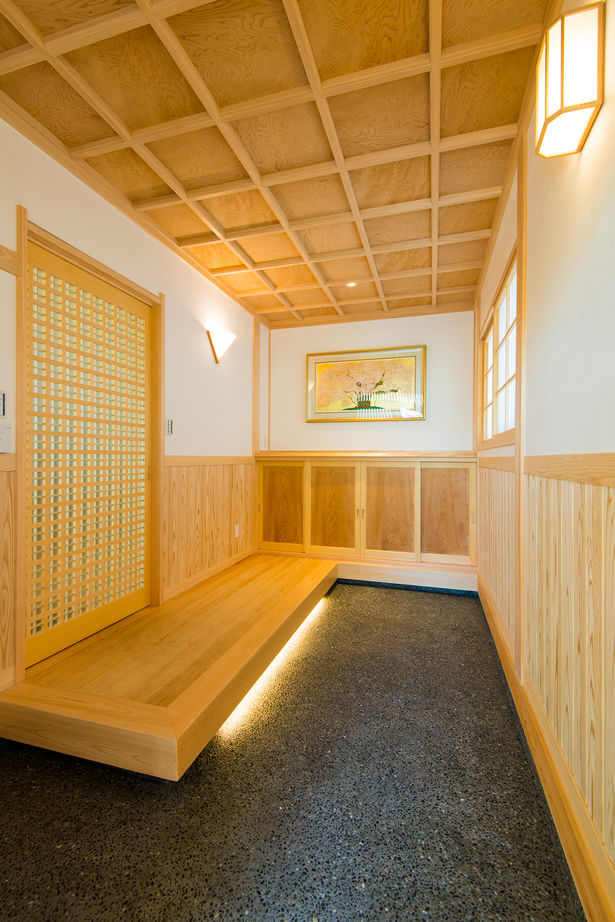 杉内建設 【本体価格3180万円／約47坪／平屋】ダイナミックな梁現しのリビングから庭のロケーションを楽しむ和の平屋の建築実例画像4