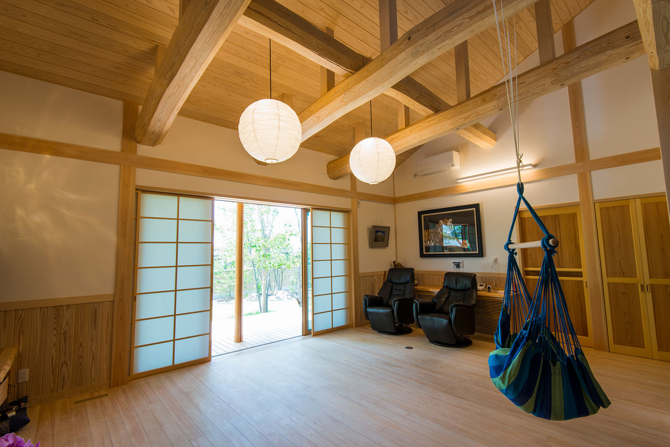 杉内建設 【本体価格3180万円／約47坪／平屋】ダイナミックな梁現しのリビングから庭のロケーションを楽しむ和の平屋の建築実例画像5