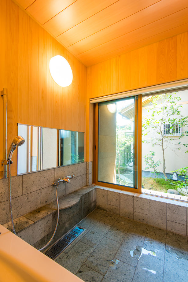 杉内建設 【本体価格3180万円／約47坪／平屋】ダイナミックな梁現しのリビングから庭のロケーションを楽しむ和の平屋の建築実例画像6