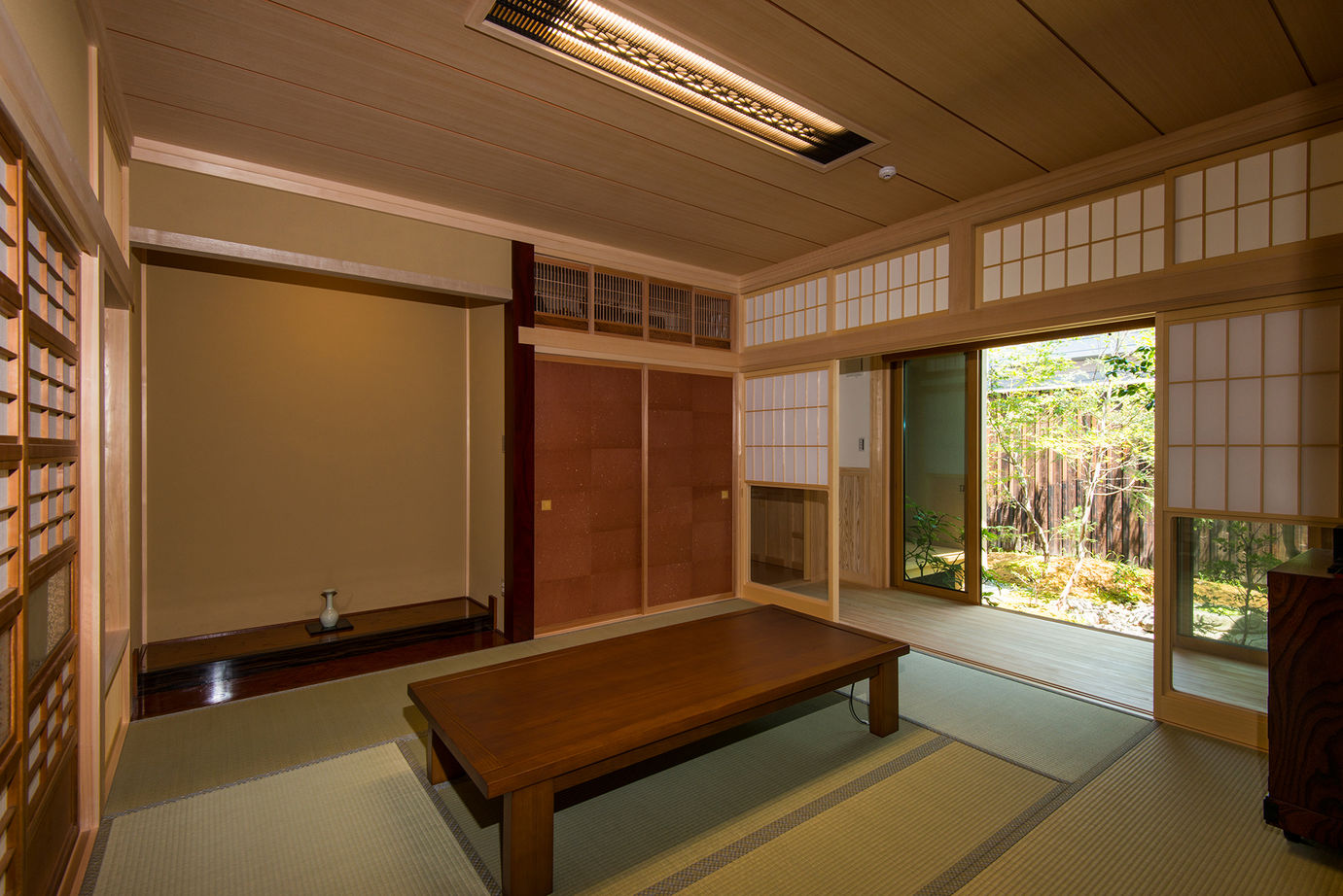 杉内建設 【本体価格3180万円／約47坪／平屋】ダイナミックな梁現しのリビングから庭のロケーションを楽しむ和の平屋の建築実例画像7