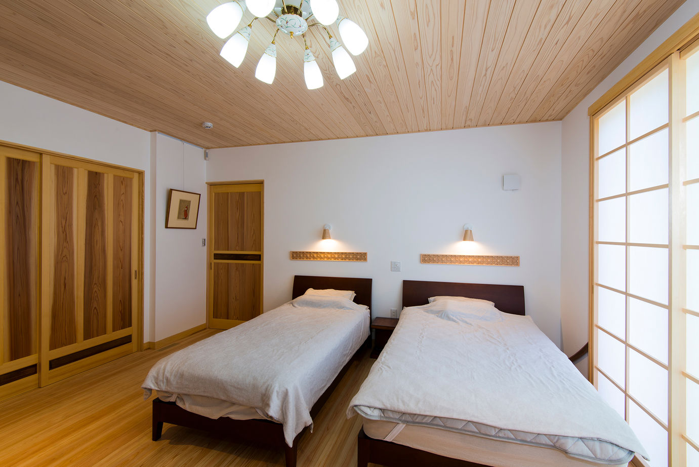 杉内建設 【本体価格3180万円／約47坪／平屋】ダイナミックな梁現しのリビングから庭のロケーションを楽しむ和の平屋の建築実例画像8