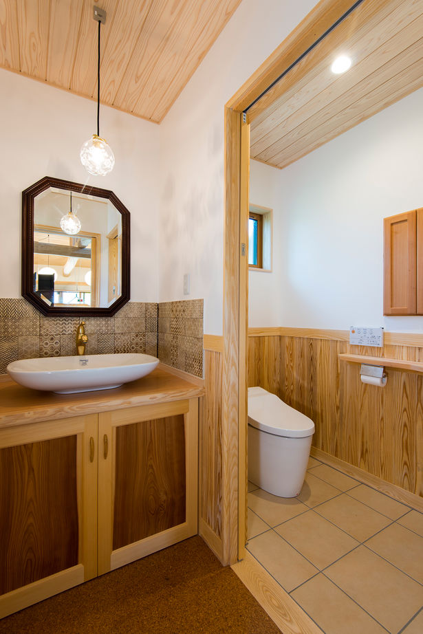 杉内建設 【本体価格3180万円／約47坪／平屋】ダイナミックな梁現しのリビングから庭のロケーションを楽しむ和の平屋の建築実例画像9