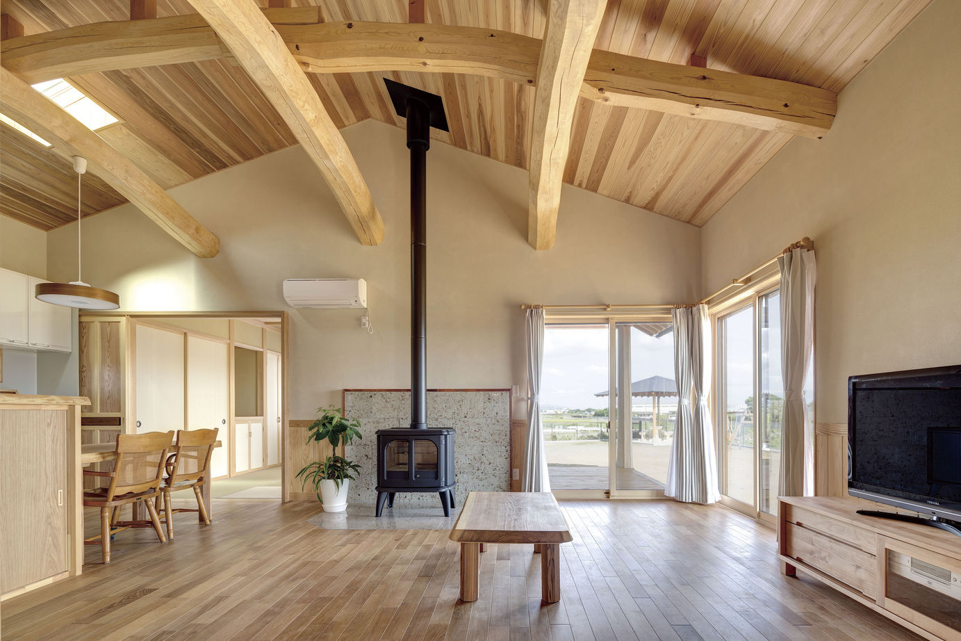 杉内建設 【本体価格2380万円/約45坪/平屋】存在感ある現しの梁、広々と感じる勾配天井。ゆっくりと時間が流れる平屋の建築実例画像2