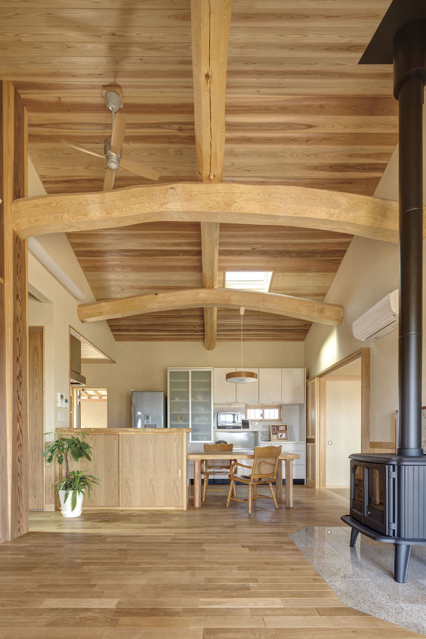 杉内建設 【本体価格2380万円/約45坪/平屋】存在感ある現しの梁、広々と感じる勾配天井。ゆっくりと時間が流れる平屋の建築実例画像3