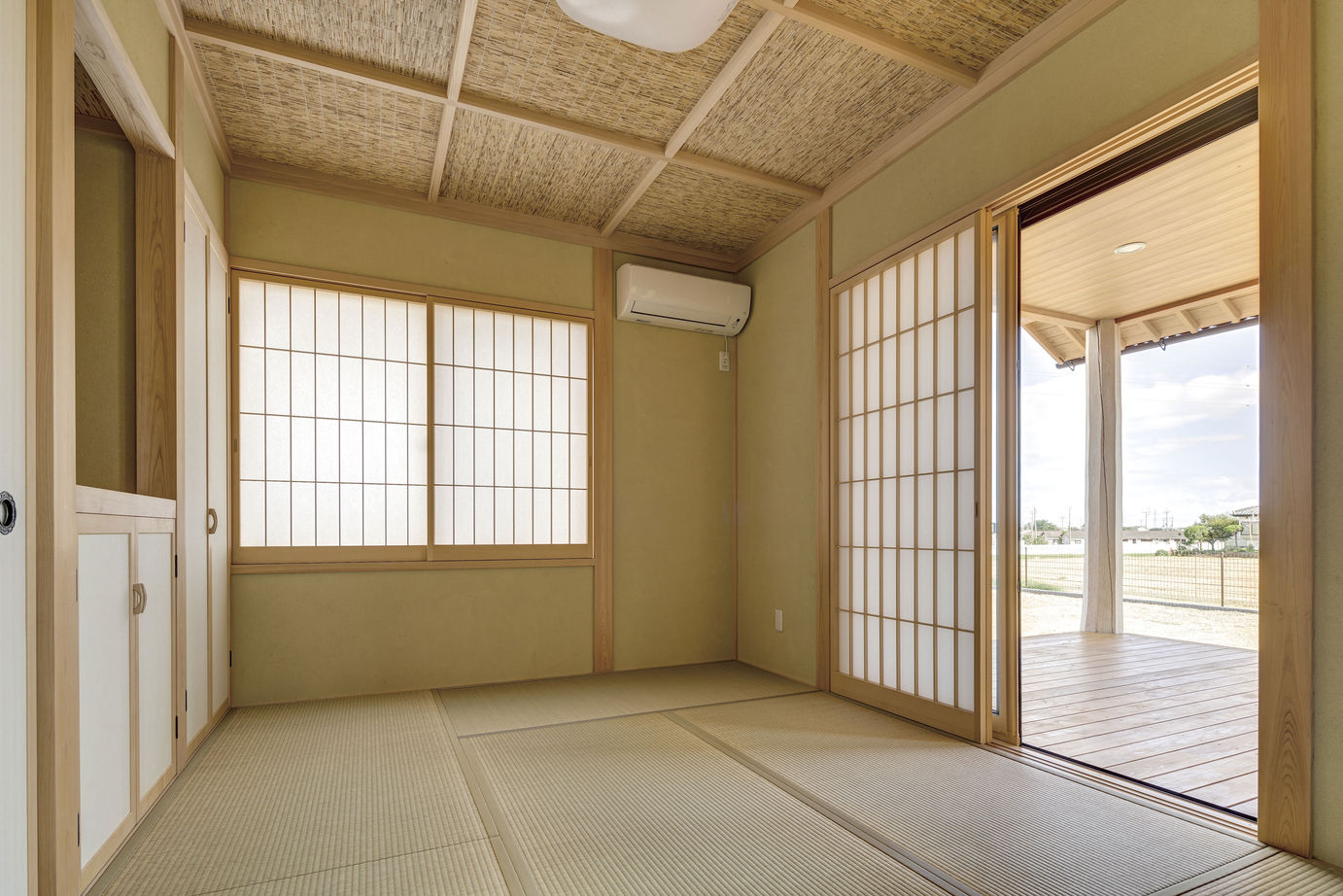 杉内建設 【本体価格2380万円/約45坪/平屋】存在感ある現しの梁、広々と感じる勾配天井。ゆっくりと時間が流れる平屋の建築実例画像4