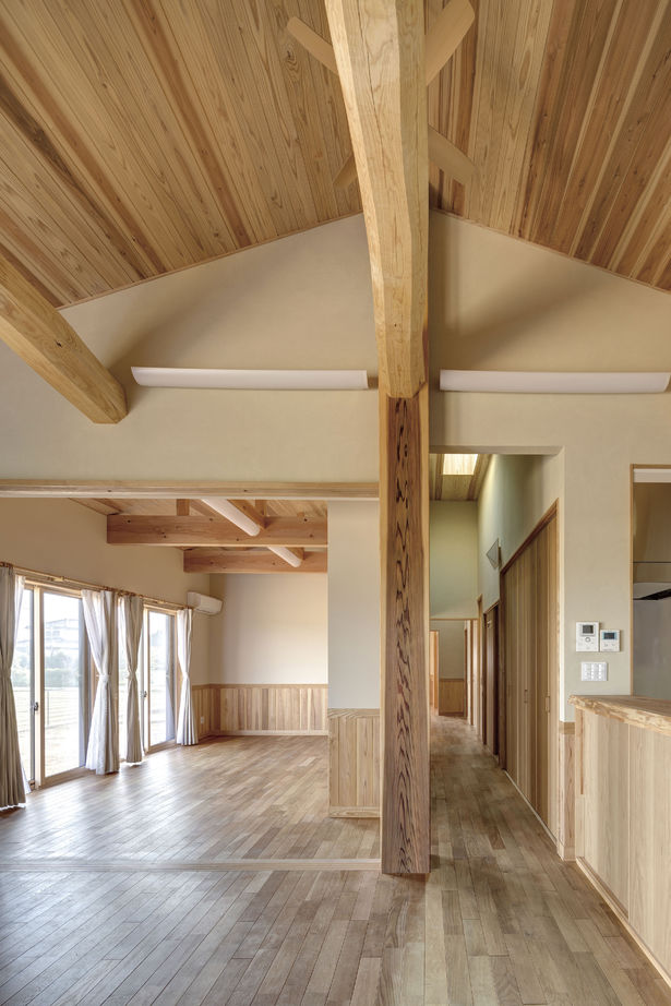 杉内建設 【本体価格2380万円/約45坪/平屋】存在感ある現しの梁、広々と感じる勾配天井。ゆっくりと時間が流れる平屋の建築実例画像7