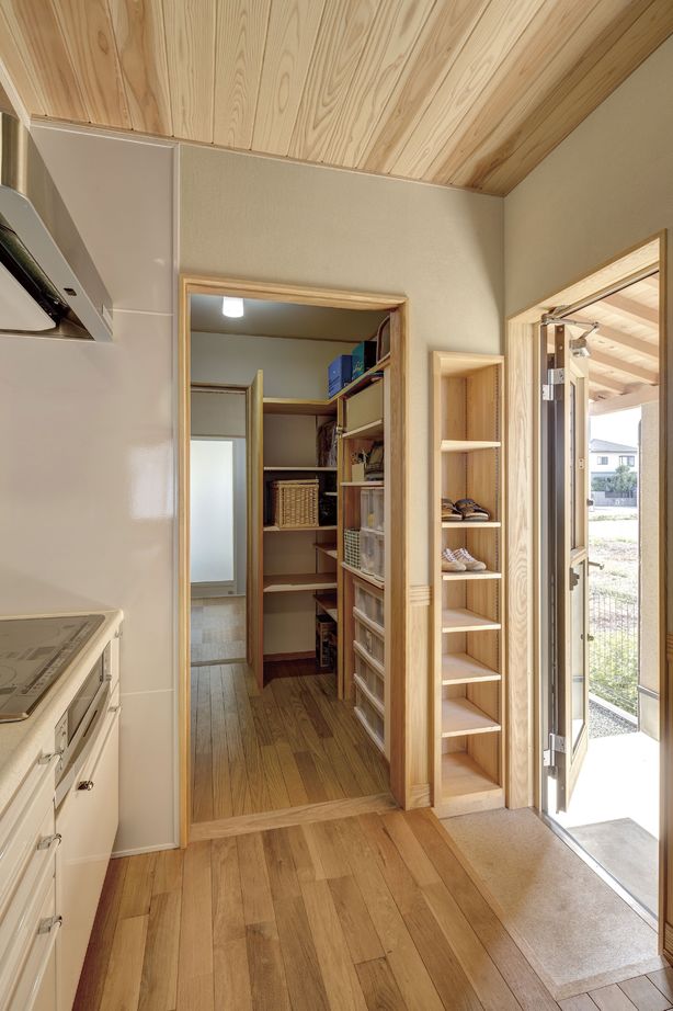 杉内建設 【本体価格2380万円/約45坪/平屋】存在感ある現しの梁、広々と感じる勾配天井。ゆっくりと時間が流れる平屋の建築実例画像8