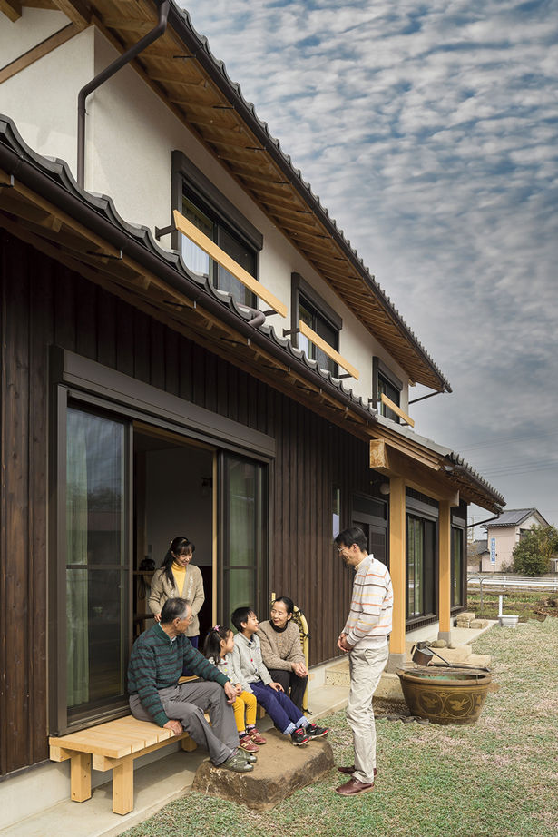 杉内建設 【本体価格3052万円/60坪/二世帯住宅】職人技が光る美しいむくり屋根と古民家を思わせる柿渋色の杉の外壁の建築実例画像2