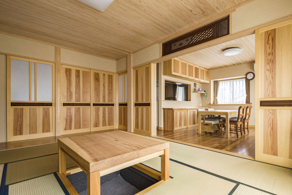杉内建設 【本体価格3052万円/60坪/二世帯住宅】職人技が光る美しいむくり屋根と古民家を思わせる柿渋色の杉の外壁の建築実例画像3