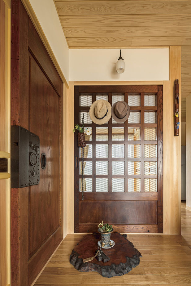 杉内建設 【本体価格3052万円/60坪/二世帯住宅】職人技が光る美しいむくり屋根と古民家を思わせる柿渋色の杉の外壁の建築実例画像5