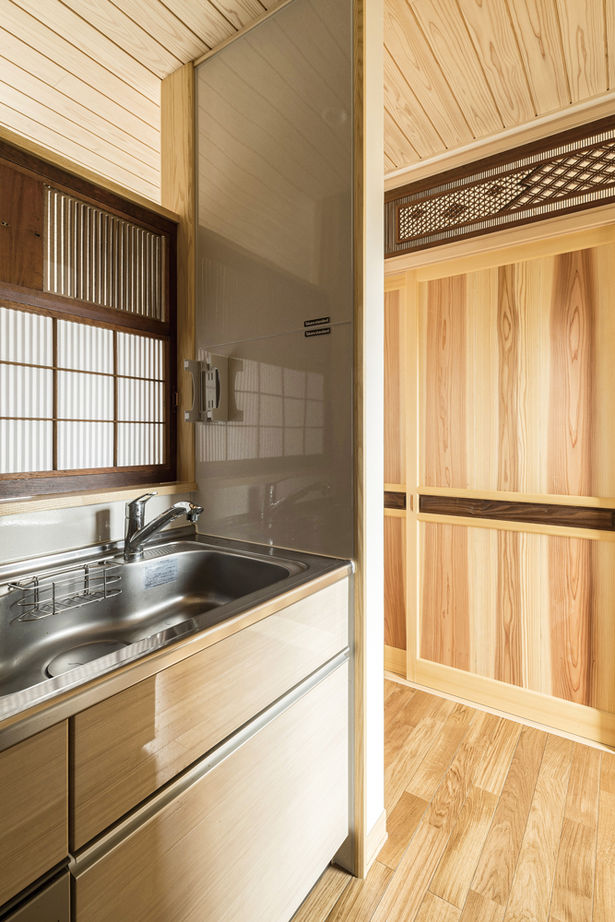 杉内建設 【本体価格3052万円/60坪/二世帯住宅】職人技が光る美しいむくり屋根と古民家を思わせる柿渋色の杉の外壁の建築実例画像9