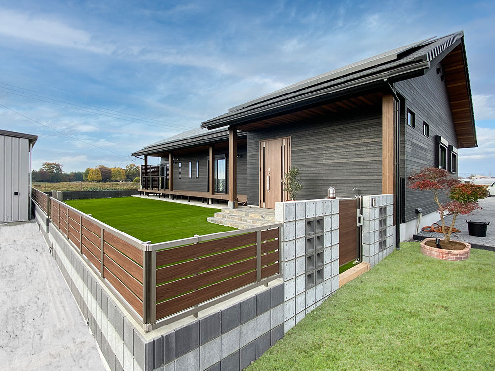 杉内建設 【本体価格2423万円/40.3坪/平屋】蓄電池付き！全館空調の平屋。ドッグラン付きのお庭にワンちゃんも大満足の建築実例画像1