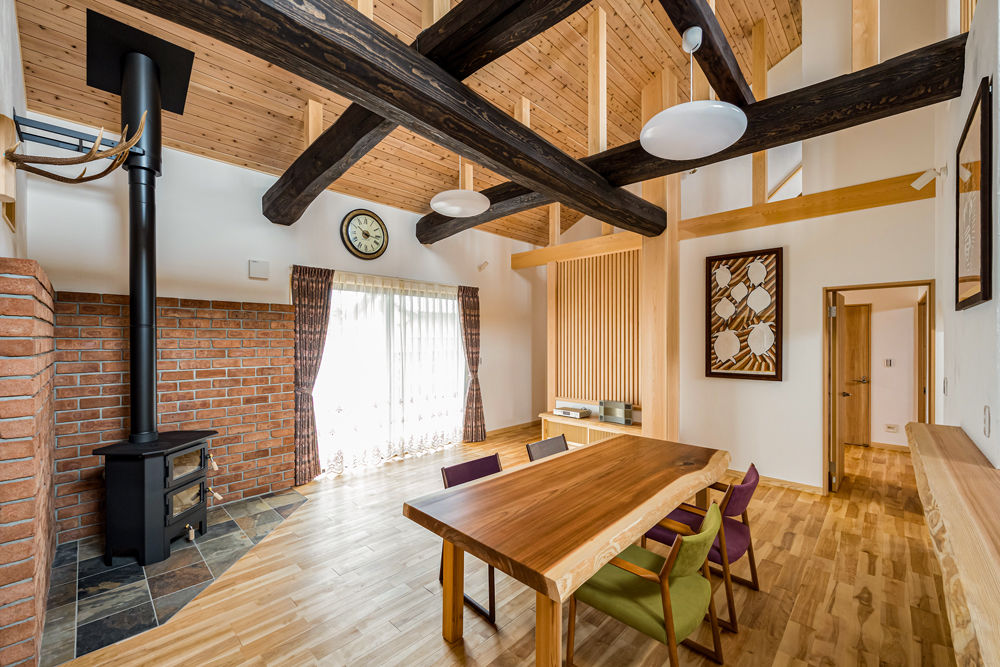 杉内建設 【本体価格2400万円/38坪/二階建て】焼杉の外壁にレンガ造りの炉壁。和洋の伝統が融合した家の建築実例画像2