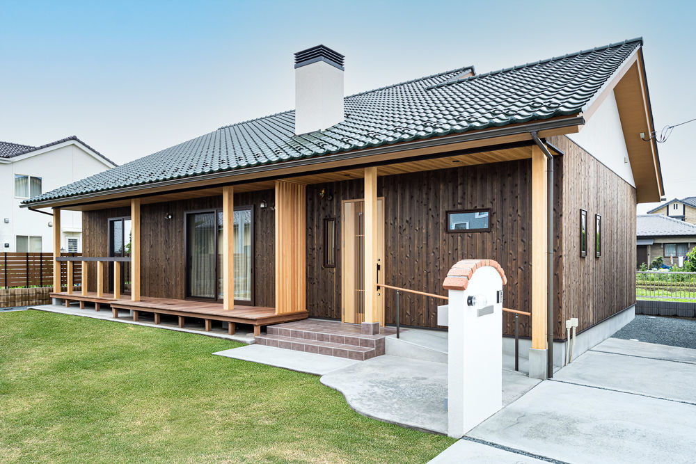 杉内建設 【本体価格2400万円/38坪/二階建て】焼杉の外壁にレンガ造りの炉壁。和洋の伝統が融合した家の建築実例画像3