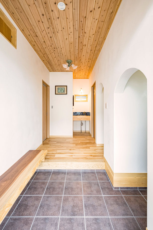 杉内建設 【本体価格2400万円/38坪/二階建て】焼杉の外壁にレンガ造りの炉壁。和洋の伝統が融合した家の建築実例画像4