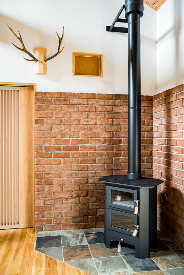 杉内建設 【本体価格2400万円/38坪/二階建て】焼杉の外壁にレンガ造りの炉壁。和洋の伝統が融合した家の建築実例画像5