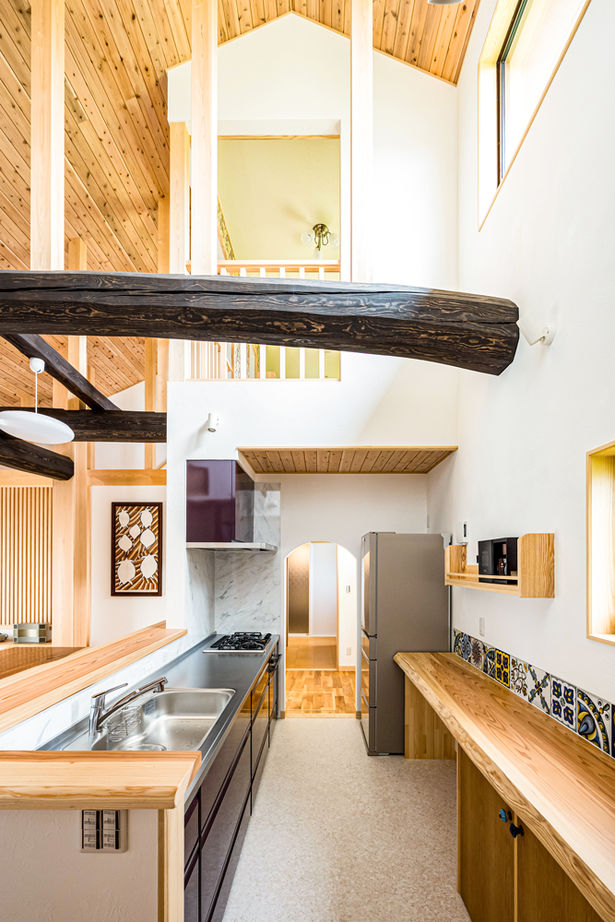 杉内建設 【本体価格2400万円/38坪/二階建て】焼杉の外壁にレンガ造りの炉壁。和洋の伝統が融合した家の建築実例画像6