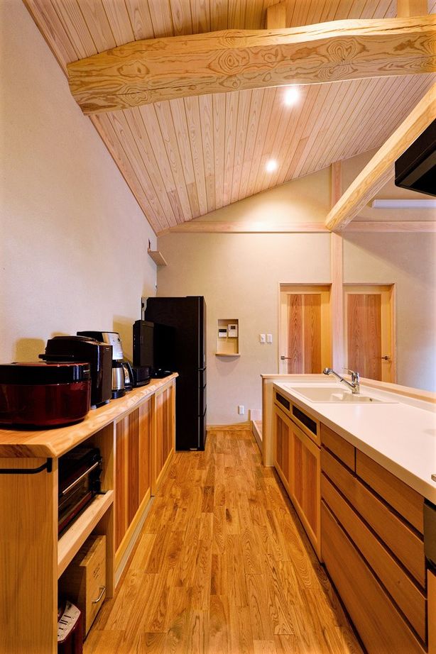 杉内建設  【本体価格2325万円/35坪/平屋】造作カウンターキッチンで家族と晩酌を楽しむ薪ストーブのある純和風住宅の建築実例画像4