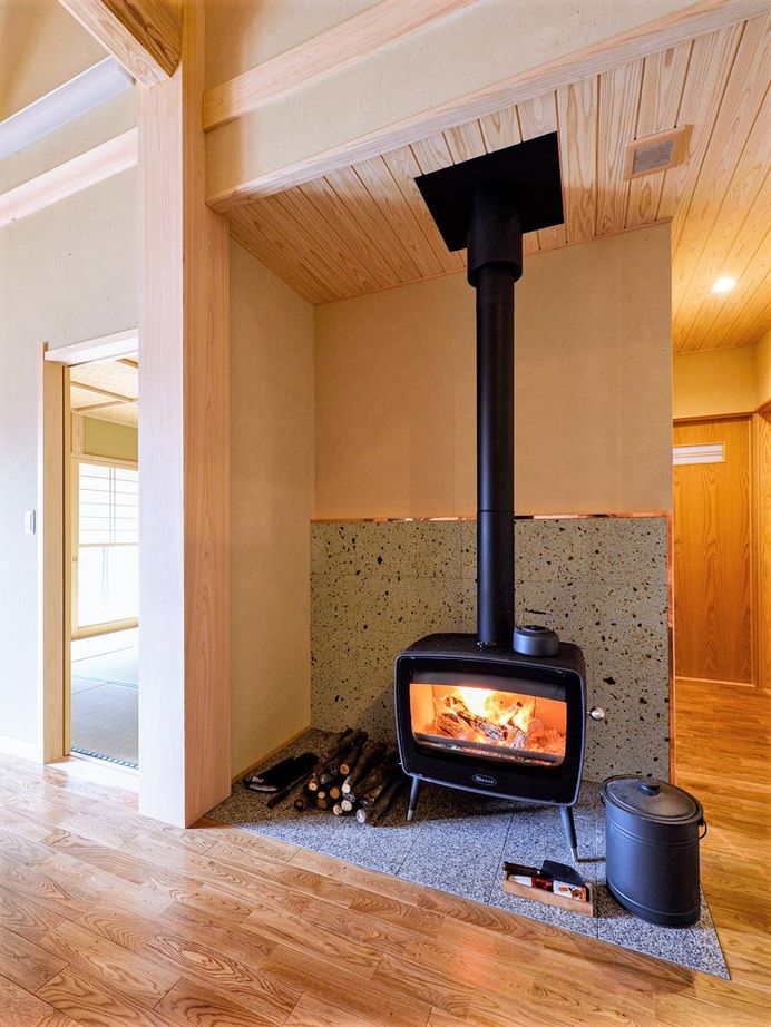 杉内建設  【本体価格2325万円/35坪/平屋】造作カウンターキッチンで家族と晩酌を楽しむ薪ストーブのある純和風住宅の建築実例画像6