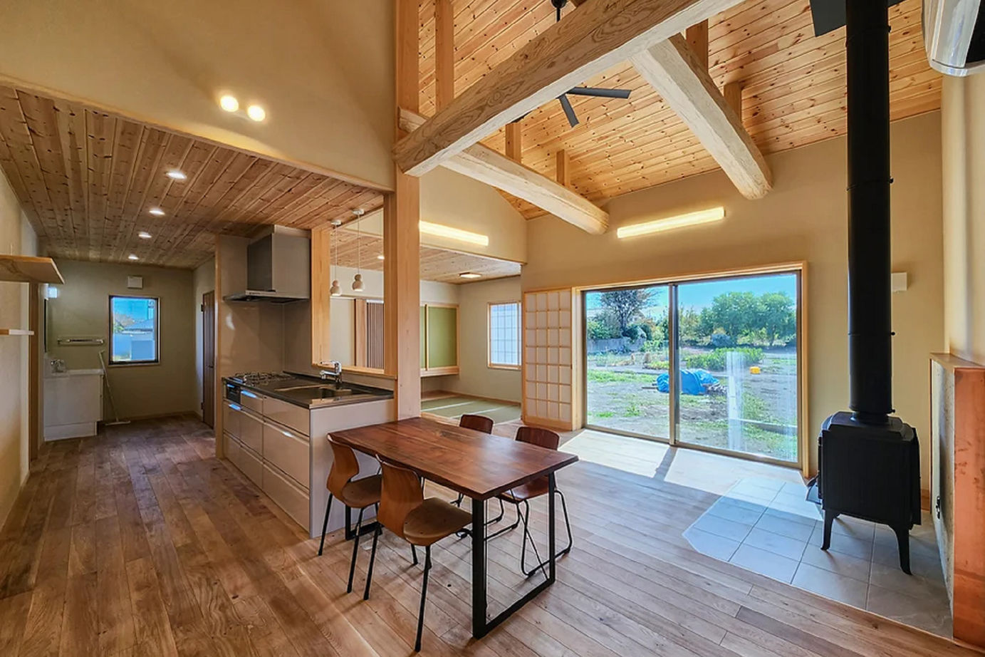 杉内建設 【本体価格2184万円/32.1坪/平屋】薪ストーブで快適。自然素材を使用した丸太梁が美しい平屋の建築実例画像2