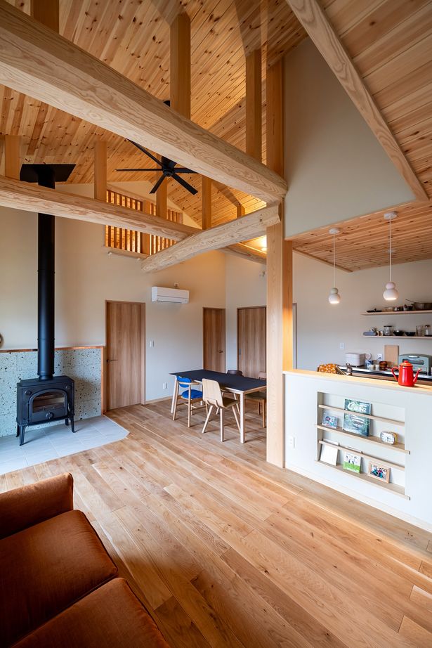 杉内建設 【本体価格2184万円/32.1坪/平屋】薪ストーブで快適。自然素材を使用した丸太梁が美しい平屋の建築実例画像3