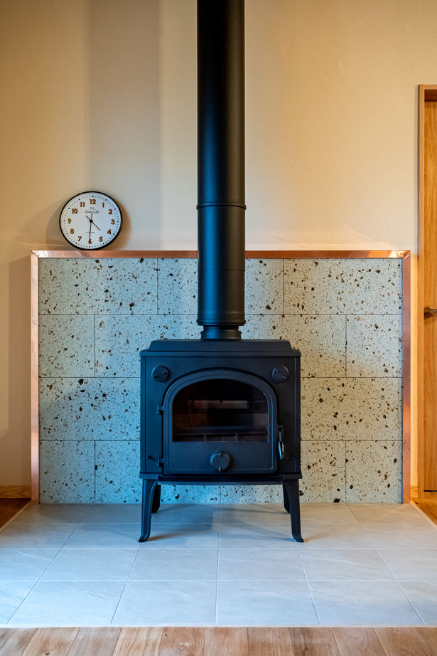 杉内建設 【本体価格2184万円/32.1坪/平屋】薪ストーブで快適。自然素材を使用した丸太梁が美しい平屋の建築実例画像4