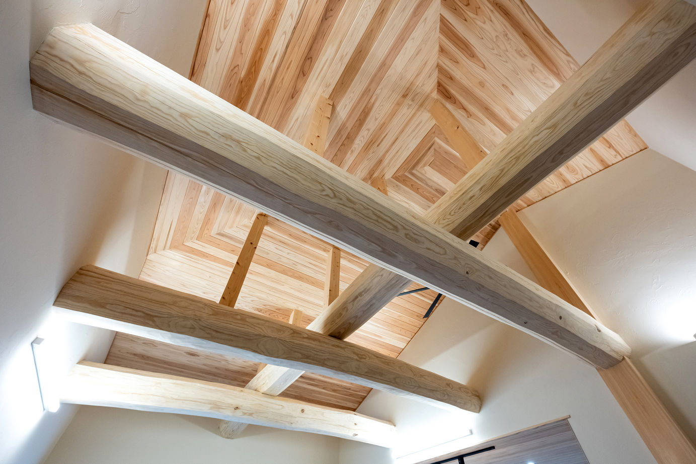 杉内建設 【本体価格2390万円/約35坪/平屋】木目の美しい軒天上が全方向から楽しめる寄棟の平屋の建築実例画像2