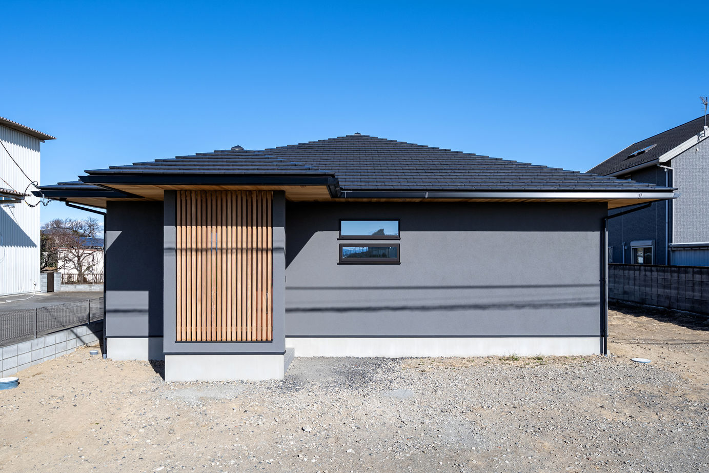 杉内建設 【本体価格2390万円/約35坪/平屋】木目の美しい軒天上が全方向から楽しめる寄棟の平屋の建築実例画像3