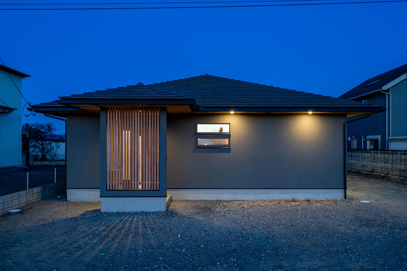 杉内建設 【本体価格2390万円/約35坪/平屋】木目の美しい軒天上が全方向から楽しめる寄棟の平屋の建築実例画像4