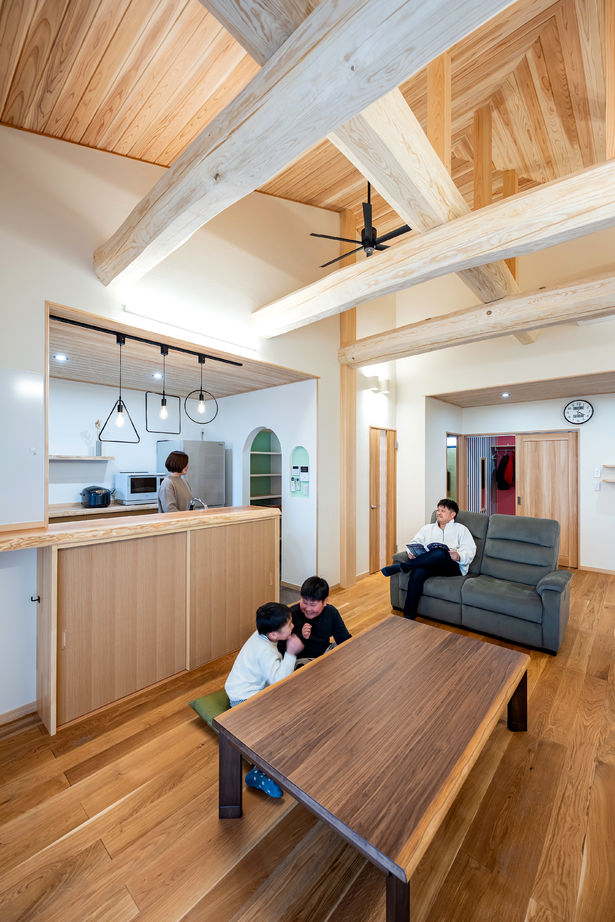 杉内建設 【本体価格2390万円/約35坪/平屋】木目の美しい軒天上が全方向から楽しめる寄棟の平屋の建築実例画像6