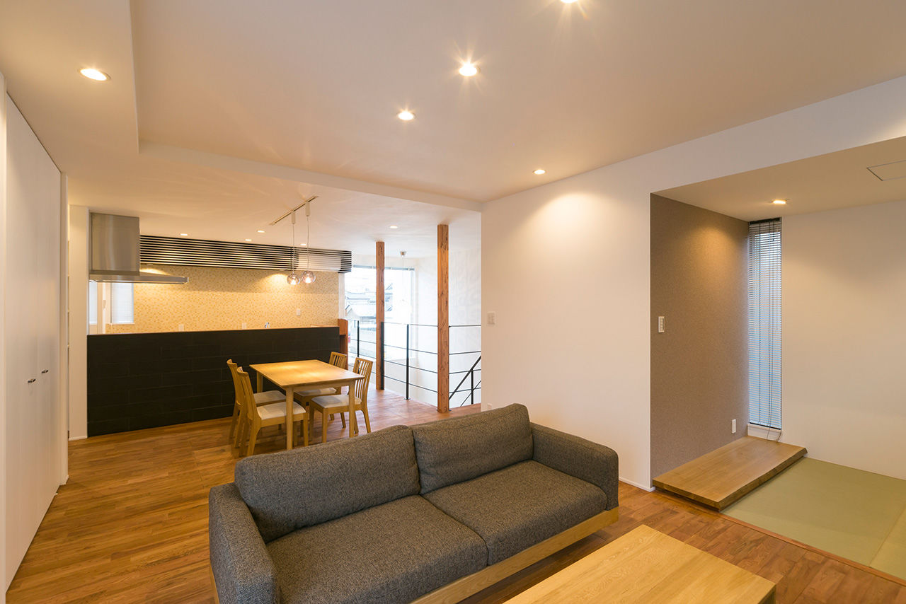 Nstyle+oneナカヒロハウジング 【1900～1999万円×2階リビング×2世帯住宅】開放感を高めるダイナミックな吹抜け階段の建築実例画像4