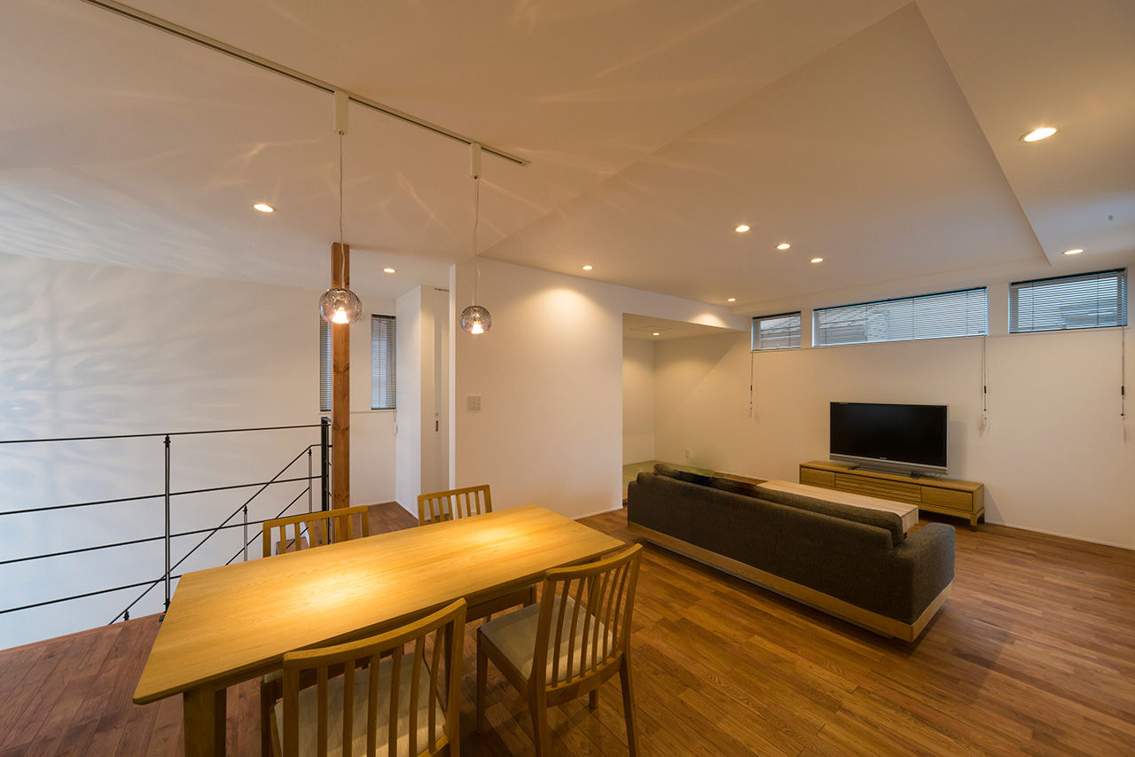 Nstyle+oneナカヒロハウジング 【1900～1999万円×2階リビング×2世帯住宅】開放感を高めるダイナミックな吹抜け階段の建築実例画像5