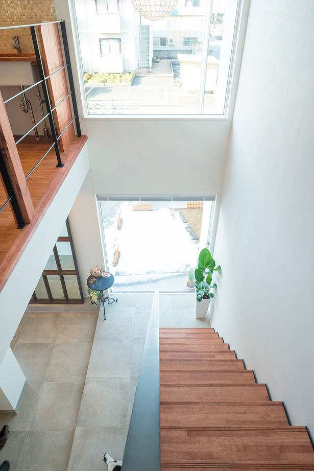 Nstyle+oneナカヒロハウジング 【1900～1999万円×2階リビング×2世帯住宅】開放感を高めるダイナミックな吹抜け階段の建築実例画像9