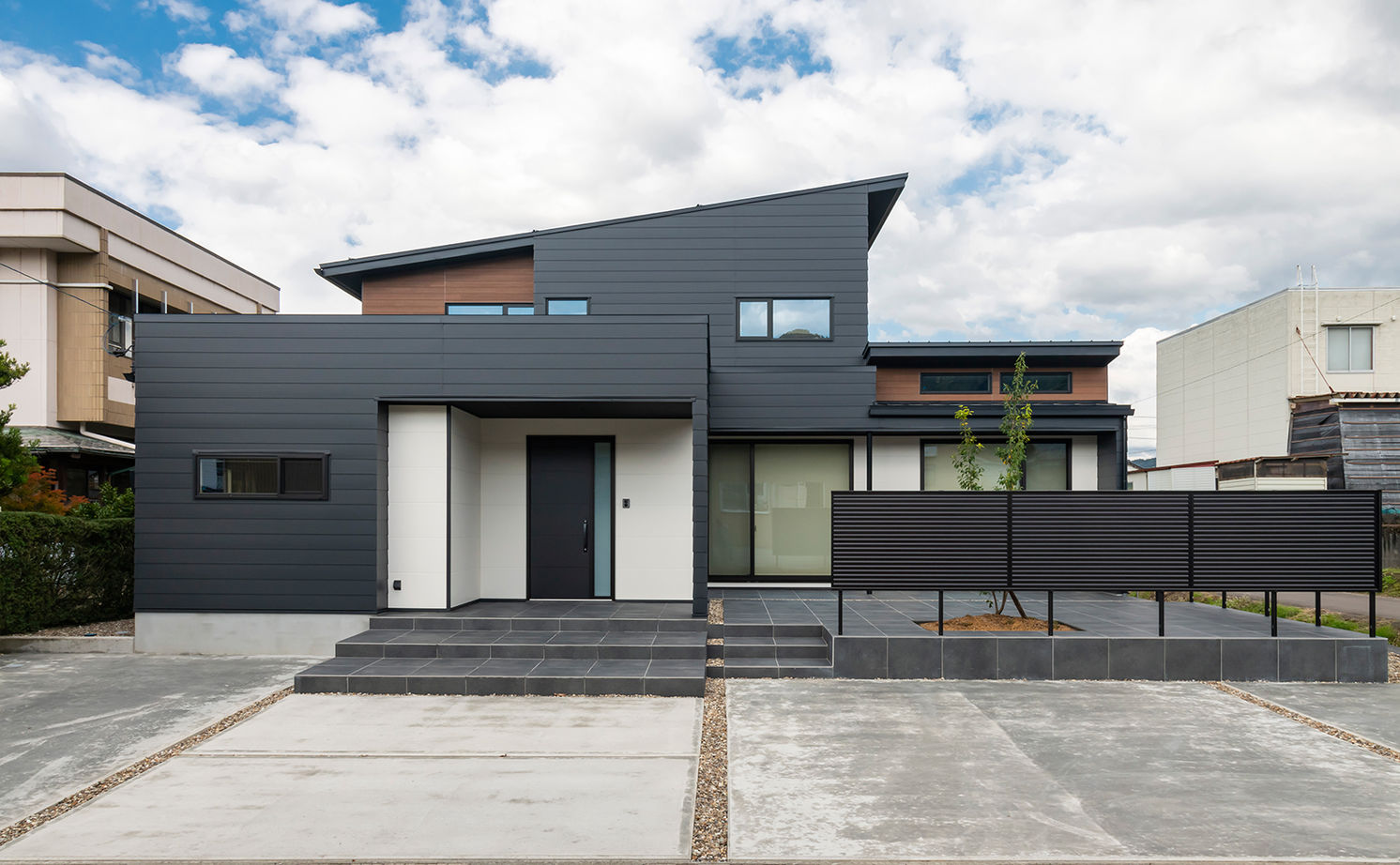 Nstyle+oneナカヒロハウジング 【2500万円～2999万円×大空間】雪を落とす大きな傾斜の屋根。タイルデッキはみんなが集まる楽しい空間の建築実例画像1